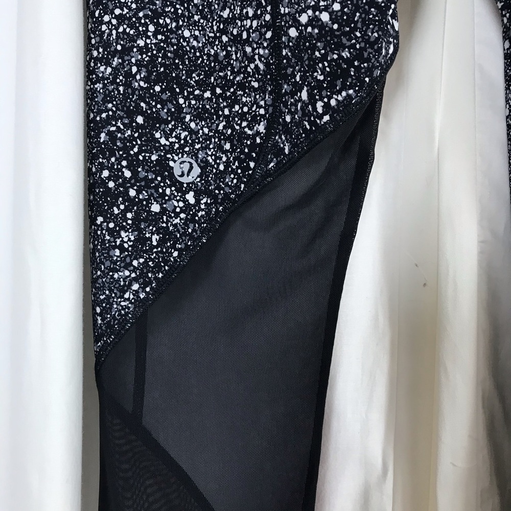 Lululemon ankle Leggings in Black & White - Picture 4 of 7